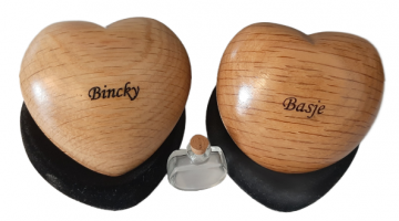 Houten gedenkhart gegraveerd met naam