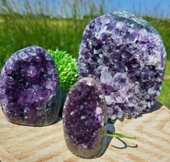 Amethist mini urn naast Amethist sculptuur